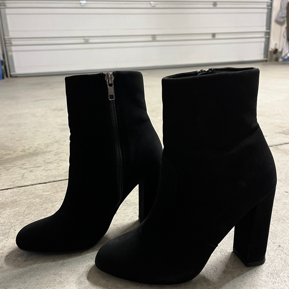 BLACK BOOTS WITH HEELS SIZE 5